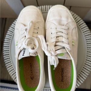 Cariuma Pantone low canvas sneaker in white women’s size 8